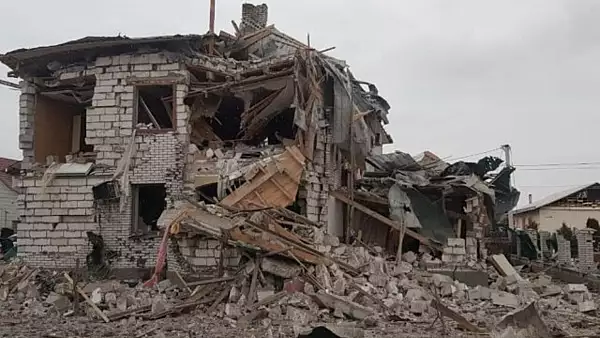 VIDEO | Bombardamentele continua. Zeci de case, distruse de rachete rusesti in Ovruch