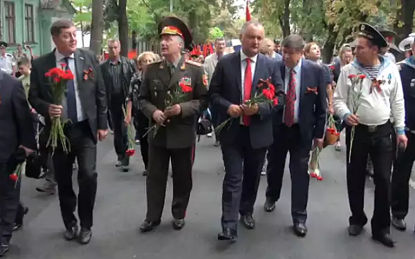 VIDEO Cantece sovietice si nostalgie: In ajunul Zilei Independentei, Igor Dodon a organizat un mars cu prilejul eliberarii Moldovei de sub ocupatia fascista