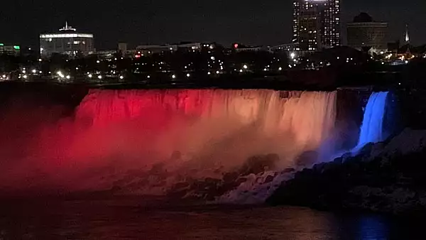 VIDEO Cascada Niagara, iluminata in rosu, galben si albastru de Ziua Nationala a Romaniei
