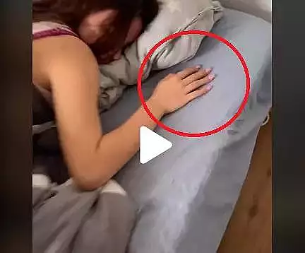 VIDEO - Ce a putut sa-i faca iubitul, in timpul somnului, prietenei sale. A filmat totul