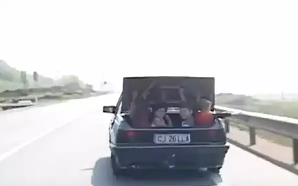 VIDEO Copii transportati in portbagajul unei masini cu numar de Cluj. Filmul a devenit viral pe o pagina de Facebook a politistilor