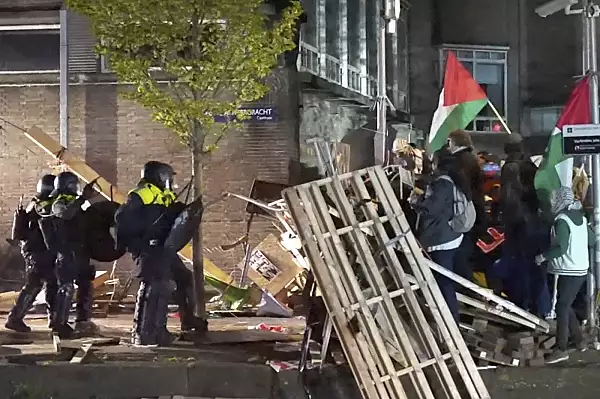VIDEO Cu buldozerul peste baricade. Demonstratie pro-palestiniana si la Universitatea din Amsterdam, oprita de Politie