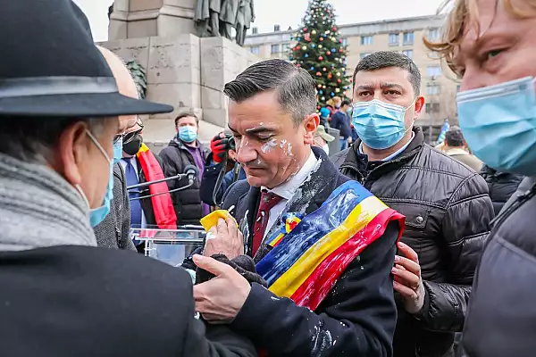 Video. Cum a fost atacat Mihai Chirica cu iaurt in timpul ceremoniei pentru Unirea Principatelor Romane