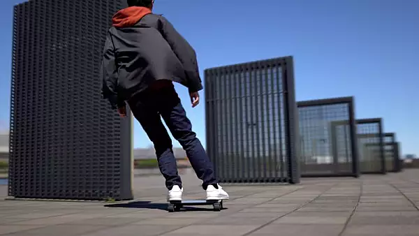VIDEO Cum sa te dai, la propriu, pe un laptop: acest dispozitiv se transforma imediat in skateboard