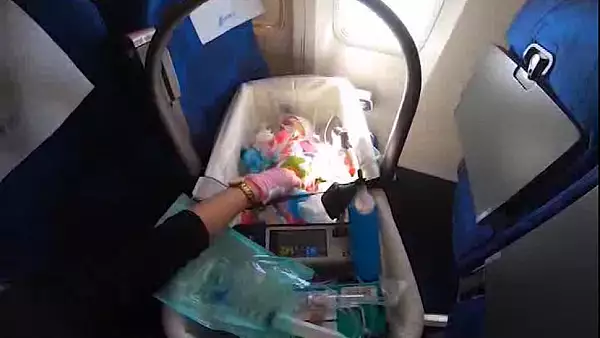 VIDEO/ Doi copii cu malformatii cardiace au fost transportati de la Iasi la Milano. Cum se simt micutii