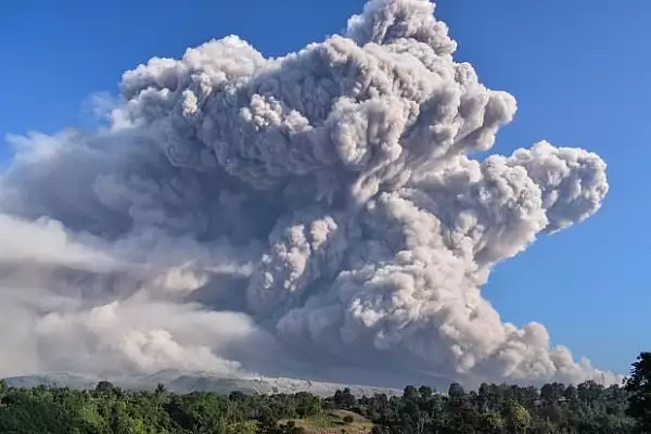 VIDEO | Doi vulcani au erupt in Indonezia pe insule diferite. Coloanele de cenusa au urcat pana la 5.000 de metri