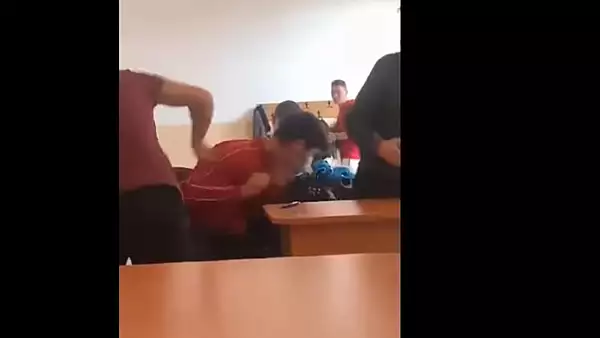 VIDEO  | Elev batut cu pumnii de un coleg chiar in sala de clasa. Imagini cu un puternic impact emotional