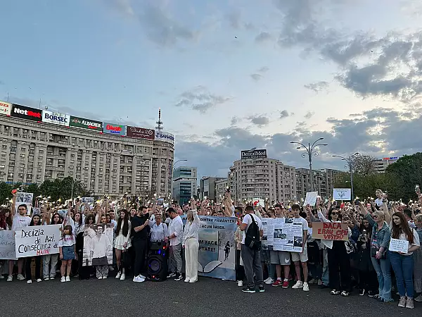 VIDEO FOTO Protest in Piata Victoriei: ,,Supradoza de visuri spulberate" - Sute de oameni s-au adunat sa ceara dreptate pentru tinerii ucisi cu masina de Vlad P