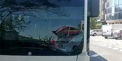 VIDEO Grav accident de circulatie in Capitala: zece persoane au fost ranite dupa ce un autobuz a lovit un autoturism