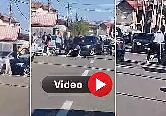 Video halucinant! Bataie intre doua clanuri in plina strada, in Pantelimon. Doua persoane au ajuns la spital, iar scandalul a continuat si in camera de garda