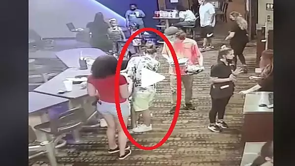 VIDEO - I-a varsat un pahar de suc pe adidasii noi - Ce a urmat e dezlantuirea furiei extreme - Imaginile surprinse de camerele de supraveghere din restaurant