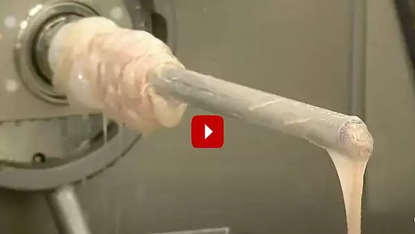 VIDEO - Imagini scapate din fabrica - Cum sunt facuti carnatii polonezi - Mai mananci?