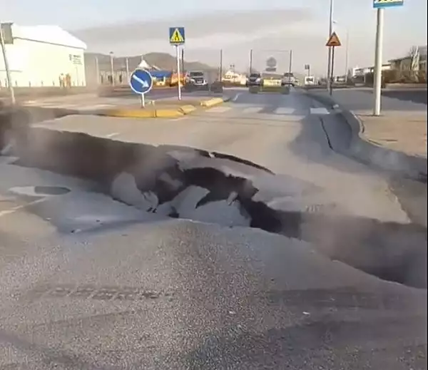 VIDEO. Imagini socante din Islanda. Un vulcan situat sub un oras este gata sa erupa. Strazile se topesc