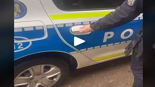 VIDEO - Imagini virale - Cine era in masina de politie, pe bancheta din spate - Autoritatile nu au mentionat ce acuzatii i se aduc
