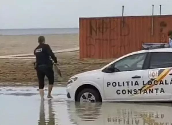 VIDEO Imagini virale de la Constanta: O masina a Politiei Locale s-a impotmolit intr-o balta pe plaja
