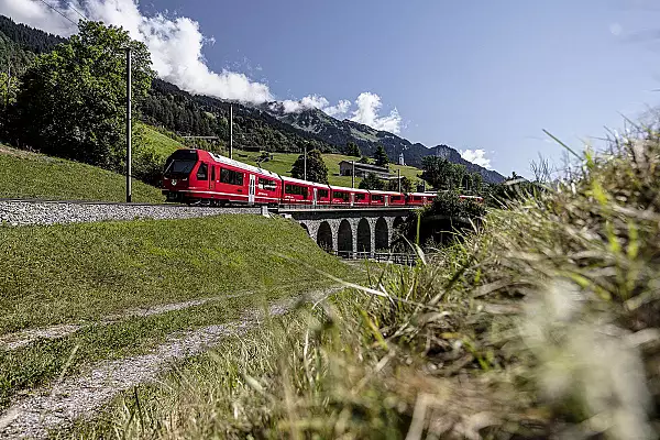 VIDEO In Elvetia a fost format cel mai lung tren de pasageri din lume