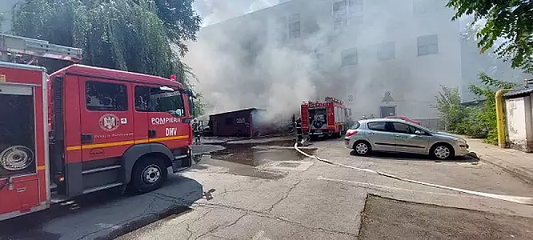 VIDEO Incendiu la o anexa lipita de Opera Nationala din Capitala. Pompierii ISU sunt la fata locului