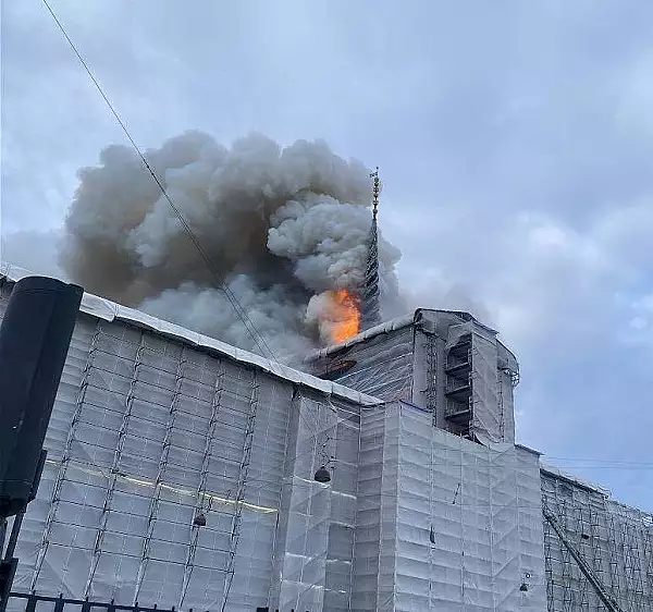 VIDEO Incendiu masiv in centrul capitalei daneze: Fosta cladire a bursei din Copenhaga, veche de patru secole, a fost distrusa de flacari