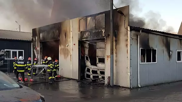 VIDEO | Incendiu puternic la un service auto din Craiova. 2 masini au fost distruse