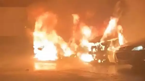 VIDEO Incendiu violent intr-un cartier din Galati, au ars mai multe autoturisme. Prima ipoteza, reglare de conturi