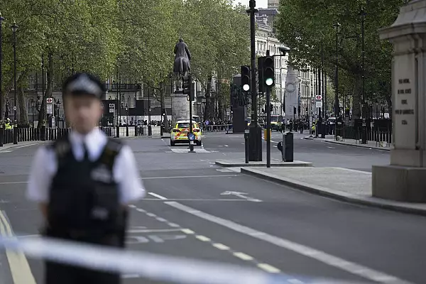 VIDEO Incident de securitate la Londra: O masina s-a izbit de poarta Downing Street. Soferul a fost retinut
