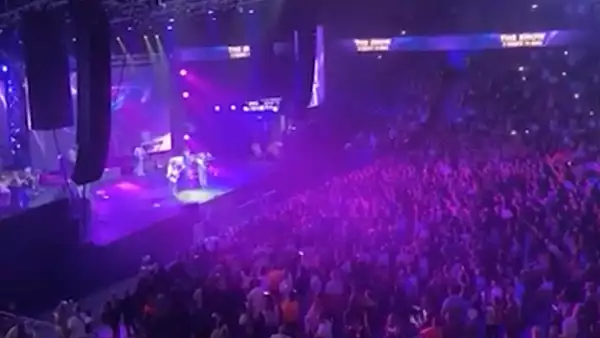 VIDEO La un pas de scenariul rosu COVID, Cluj Napoca a gazduit un concert cu mii de oameni. In Bucuresti, un eveniment similar a fost amanat
