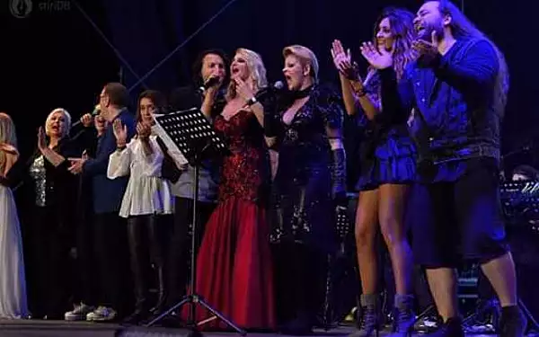 VIDEO Mai multi artisti au sustinut un concert in memoriam Laura Stoica, la Targoviste - ''10 ani... spre rai''