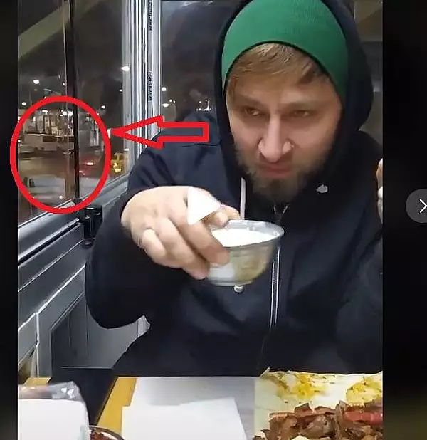 VIDEO - Manca linistit la restaurant cand a simtit ca cineva se uita insistent pe geam la el