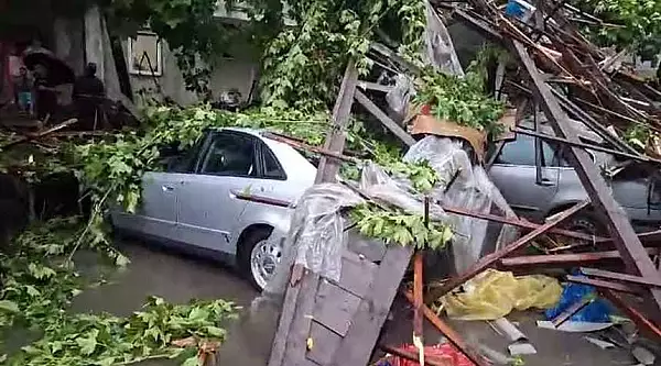 VIDEO Mehedinti: Rupere de nori, strazi inundate, acoperisuri luate de vant, geamuri ale masinilor sparte de grindina