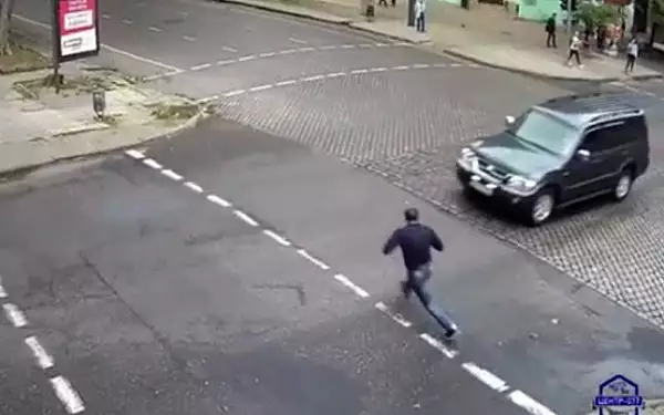 VIDEO Momentul in care un pieton se arunca intentionat sub rotile unui automobil