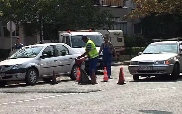 VIDEO Muncitorii de la Urbis au inceput sa modifice denivelarile pentru calmarea traficului realizate saptamana trecuta in Buzau