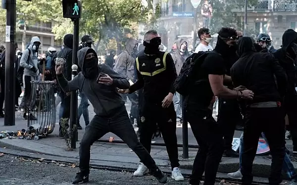 VIDEO Noi proteste violente in Paris. Manifestanti din miscarea ,,Vestelor Galbene" au patruns cu forta in sediul unei televiziuni