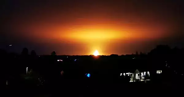 VIDEO O minge de foc uriasa a luminat cerul in Anglia, dupa o explozie extrem de puternica auzita in Oxfordshire / Ce ar fi provocat incendiul