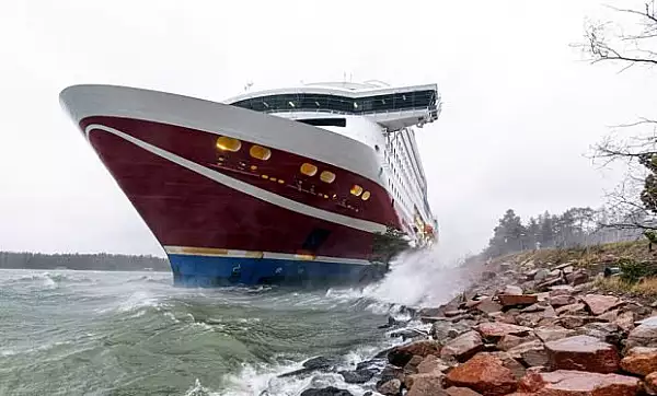 VIDEO | O nava cu peste 400 de pasageri la bord a esuat in apropierea unui port din Finlanda