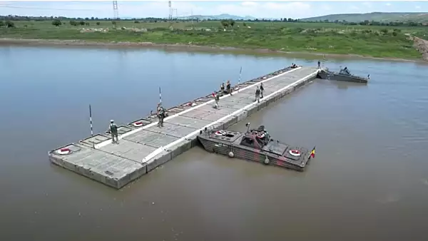 VIDEO | Operatiune inedita - Pod montat in timp record, peste Mures