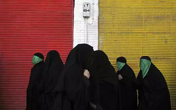 VIDEO Opinia publica din Marea Britanie vrea ca burka sa fie interzisa