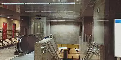 VIDEO Panica la Metrou in Statia Tineretului. Un metrou s-a defectat si calatorii au fost evacuati/ Circulatia a fost reluata dupa o ora