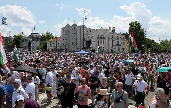 VIDEO Peter Magyar, contestatarul lui Viktor Orban, a scos zeci de mii de oameni in strada, chiar inaintea alegerilor europarlamentare: ,,Impreuna putem salva U