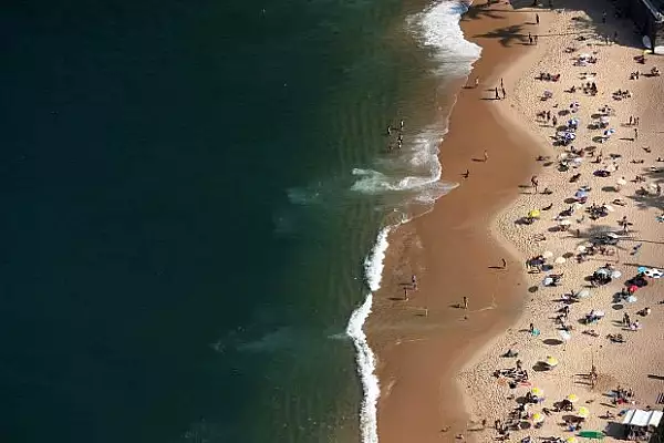 VIDEO | Plajele sunt pline de oameni, desi numarul deceselor provocate de COVID-19 a depasit 140.000 in Brazilia
