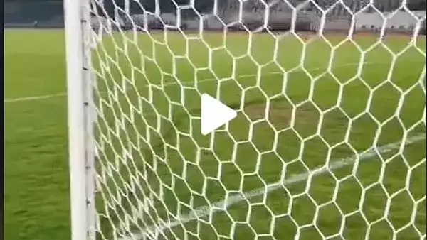 VIDEO - Portile unui stadion din Romania, fabricate din tevi de calorifer - Imaginile filmate de un suporter