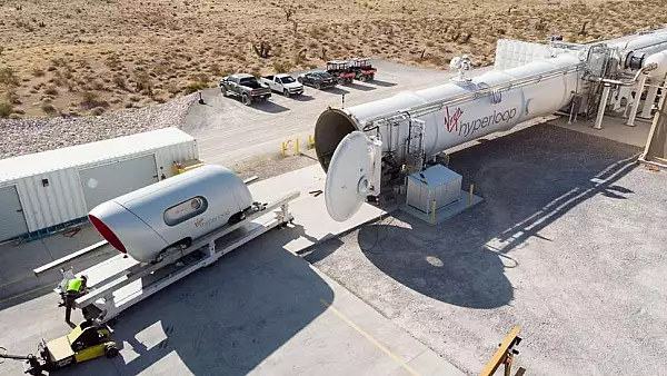 VIDEO | Primul test cu oameni pentru sistemul de transport Hyperloop: capsula a atins viteza de 160 km/h, dar poate depasi viteza sunetului