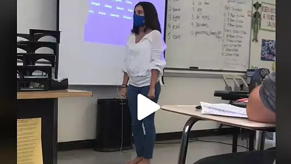 VIDEO - Profesoara de limbi straine s-a dus in fata clasei si a facut asta - Toti elevii au ramas muti de uimire