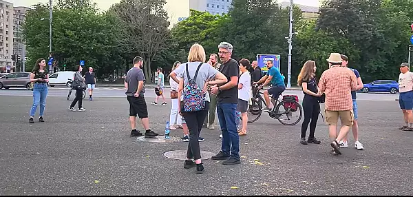 VIDEO Protest timid in Piata Victoriei, pentru renumararea tuturor voturilor dupa alegerile de duminica