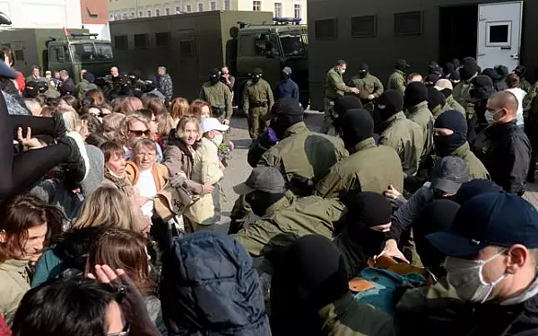 VIDEO Proteste in Belarus: Manifestatie masiva anti-Lukasenko. Politia a arestat deja sute de persoane. Rusia trimite parasutisti