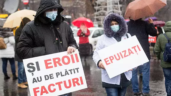 VIDEO Proteste in Romania - Miting in fata Ministerului Muncii pentru salarii si pensii majorate. Intalnire de ultima ora cu ministrul Raluca Turcan