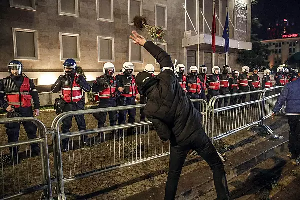 VIDEO Proteste violente in Albania. Manifestantii au aruncat cu sticle incendiare in sediul Guvernului