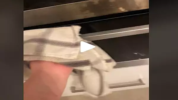 VIDEO - Pusese mancare la incalzit, insa cand a deschis cuptorul si a vazut ce e inauntru, s-a ingrozit - Putea sa se sfarseasca prost
