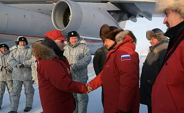 VIDEO Record mondial stabilit de 3 rusi care s-au parasutat din stratosfera la Polul Nord intr-o misiune cu implicatii geopolitice