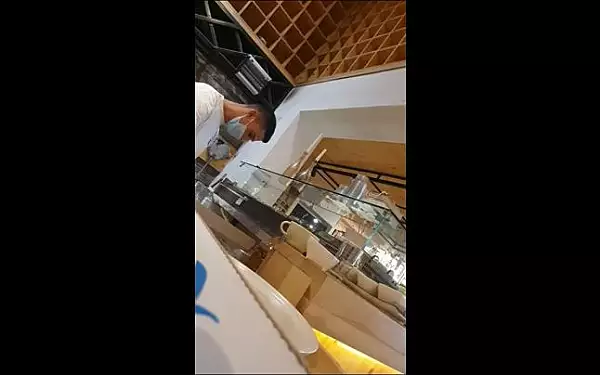 VIDEO Revolta unui client care a vazut cu ochii lui cum se gateste in restaurant: ,,Toti aerosolii au ajuns in pizza mea"