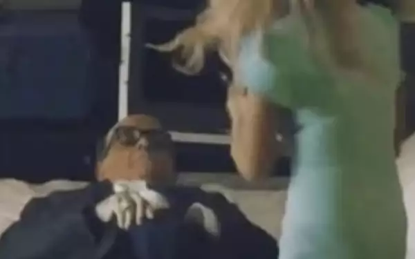 VIDEO Rudy Giuliani, surprins cu mainile in pantaloni intr-o scena din noul film Borat, dupa ce a fost momit intr-o camera de hotel de o reportera falsa